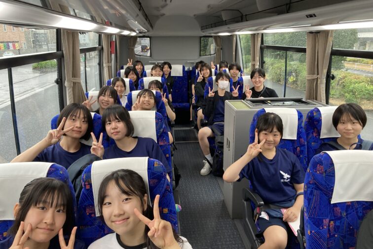 バレーボール部　合宿のため、学校出発！