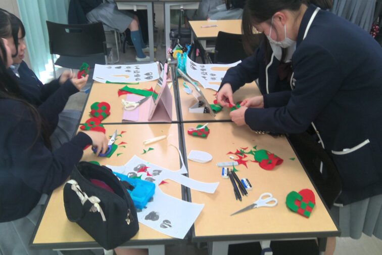 【中学３年生】12/5　奉仕活動でプレゼントづくりを行いました。